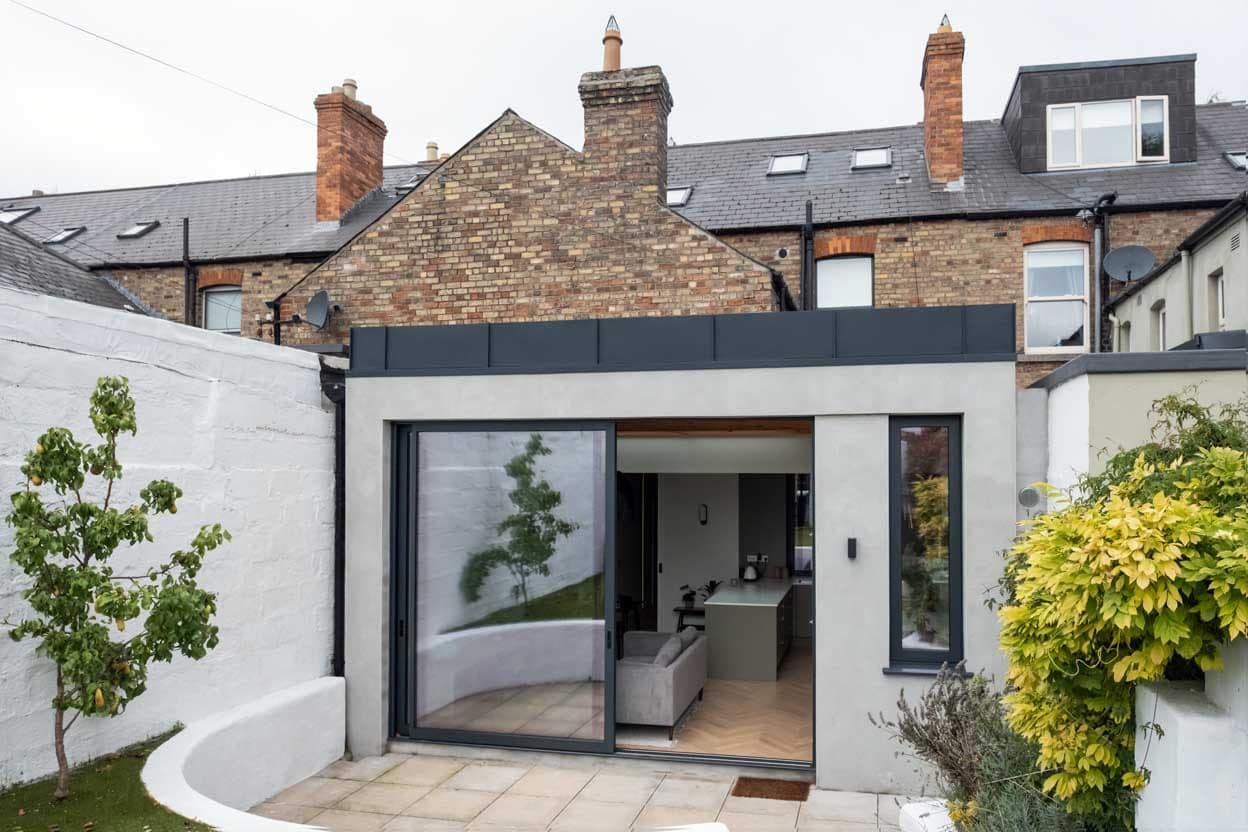 Flat-roof rear extension with a large sliding glass door