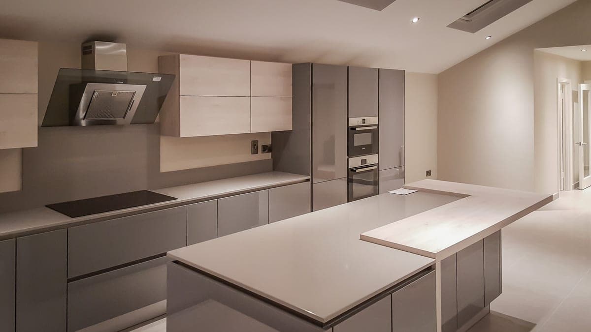 Handleless kitchen with integrated ovens and an island